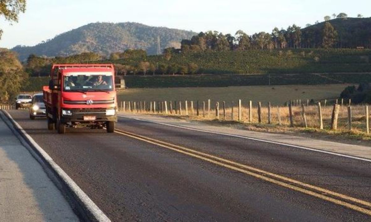 Veículos trafegam por rodovia no Sul de Minas