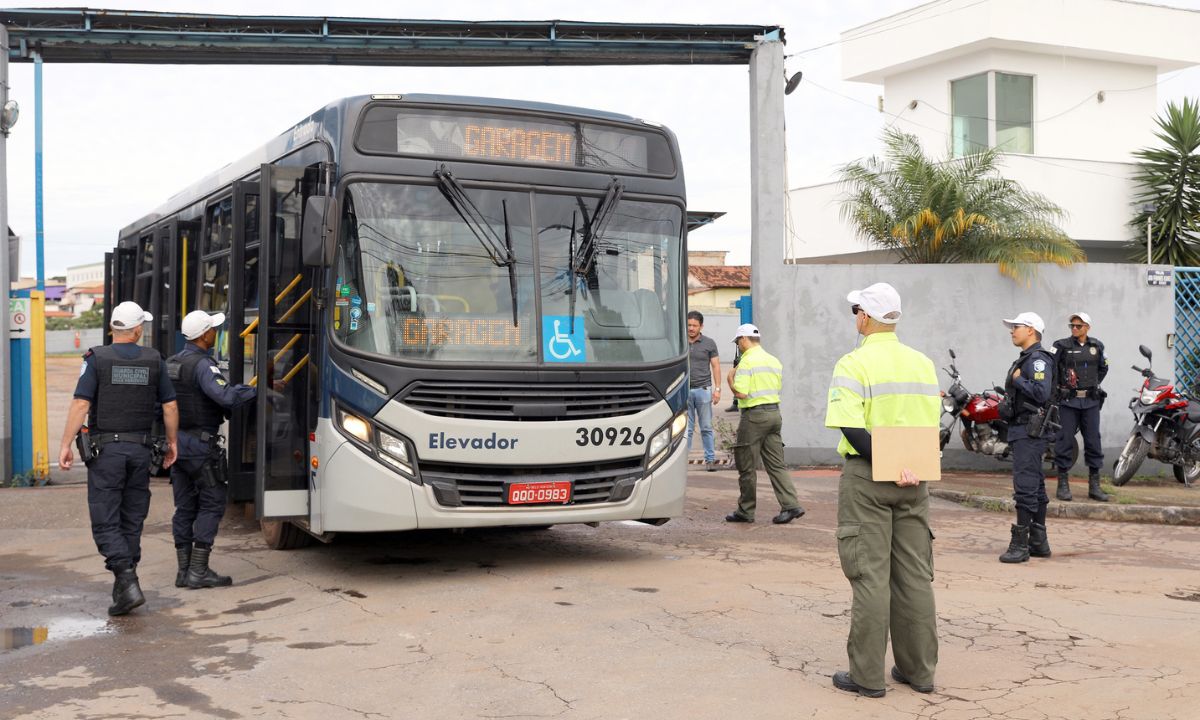 Agentes da Prefeitura de BH vistoriam ônibus