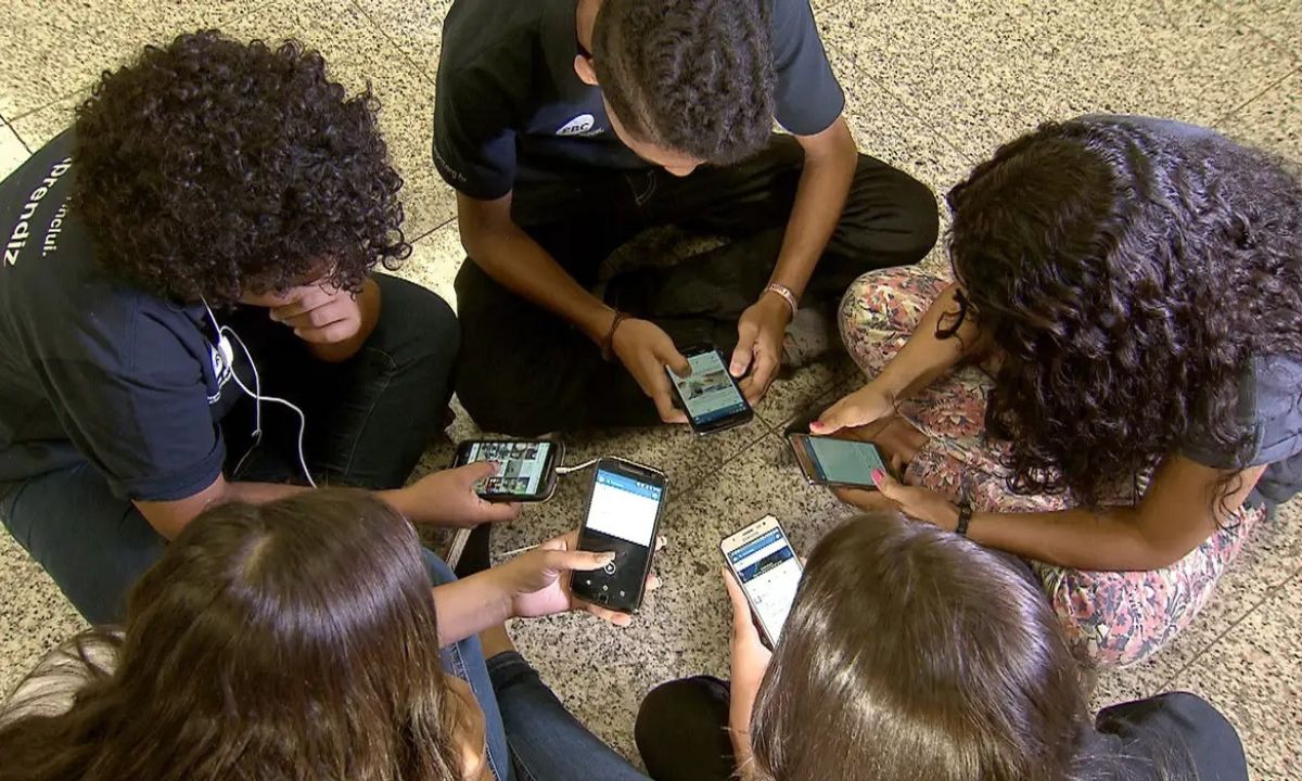 Alunos com celular nas escolas: uma imagem que pertence ao passado Foto: Acervo EBC