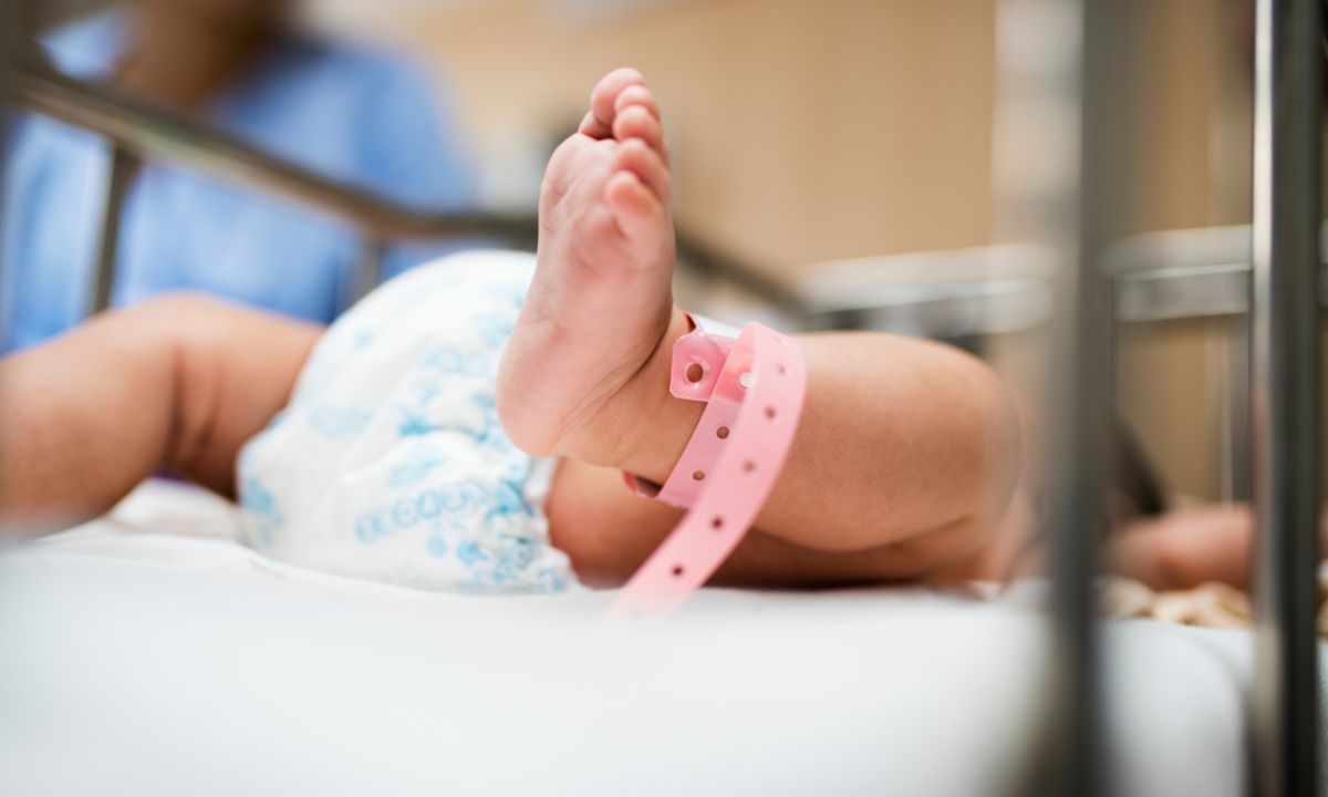 Foto mostra recém-nascido em CTI Neonatal