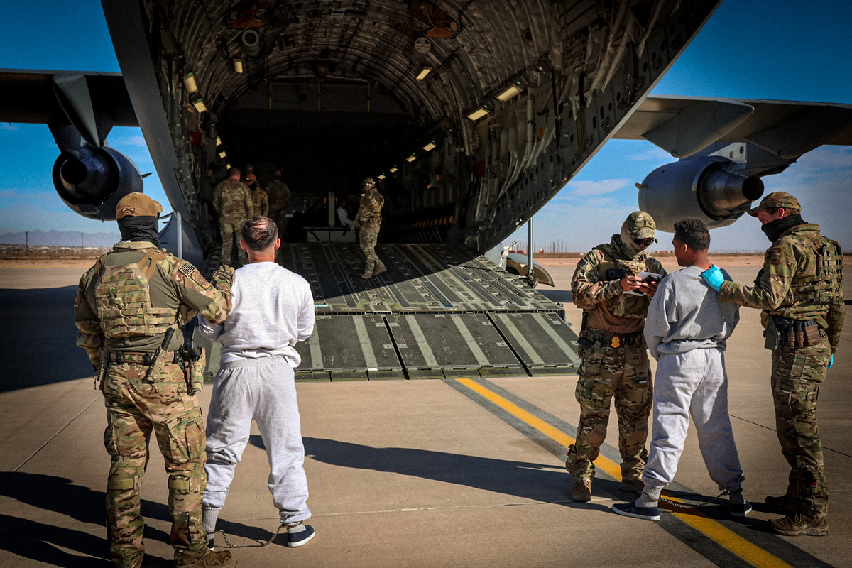 Imigrantes presos rumo a Guantánamo