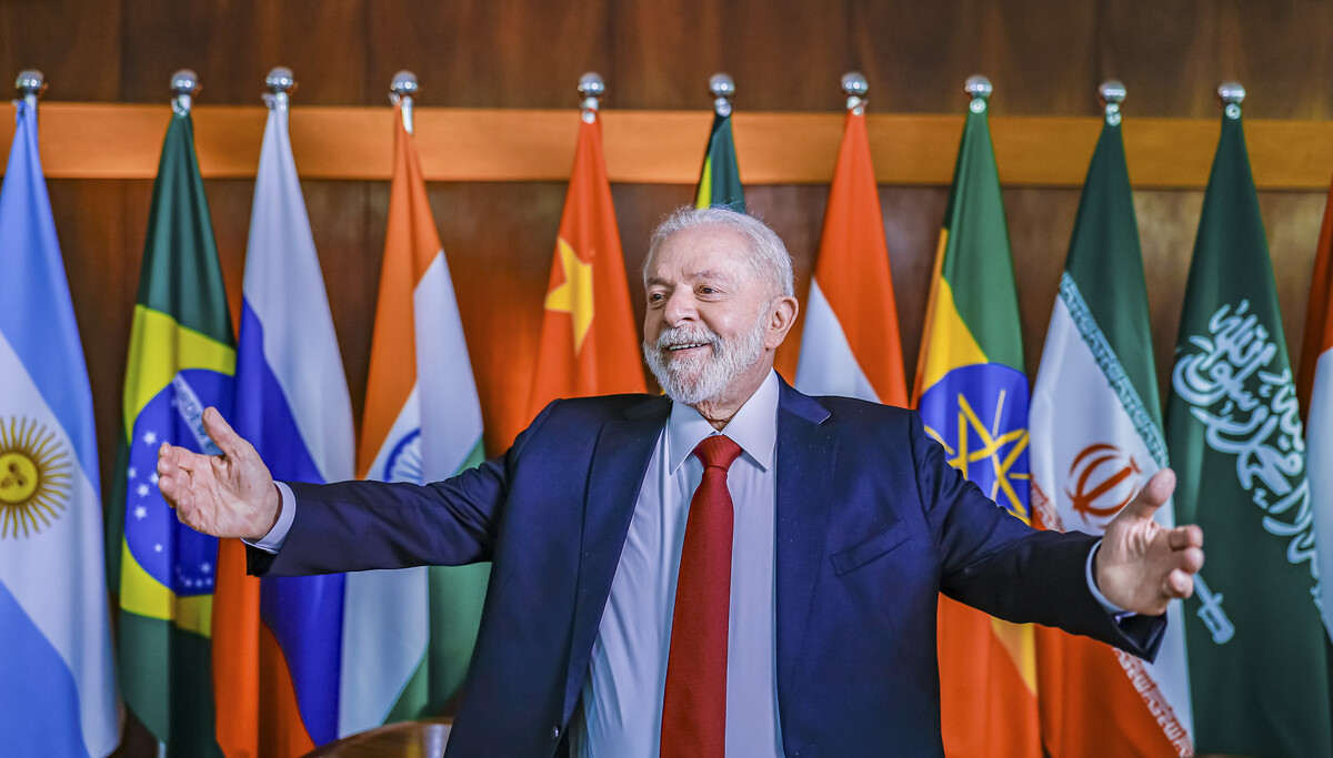 Lula com bandeiras dos países do BRICS