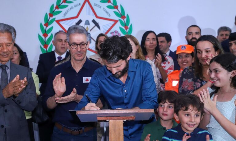 O secretário de Estado de Governo, Marcelo Aro, e o governador Romeu Zema