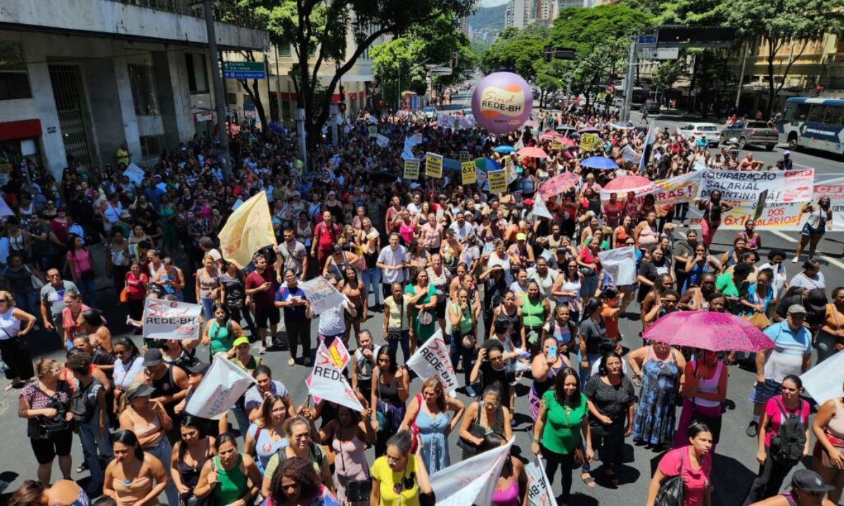 Foto mostra manifestação de terceirizados da educação