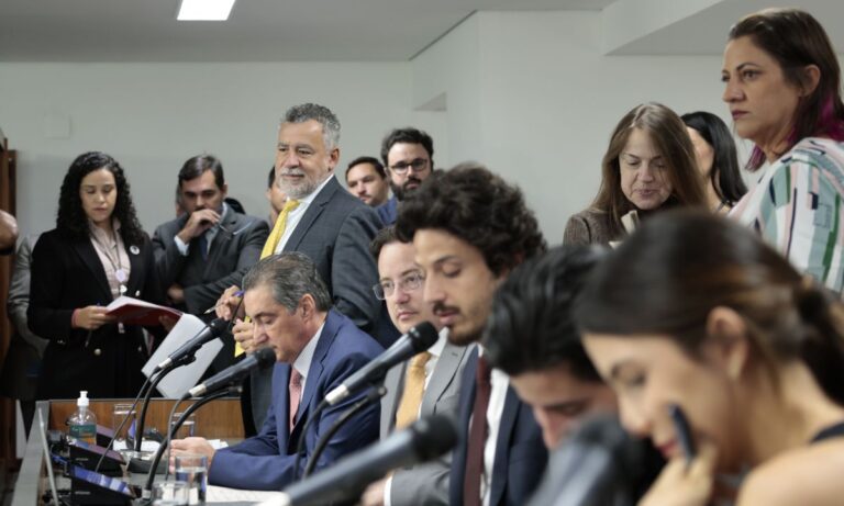 Deputados durante reunião de comissão da ALMG