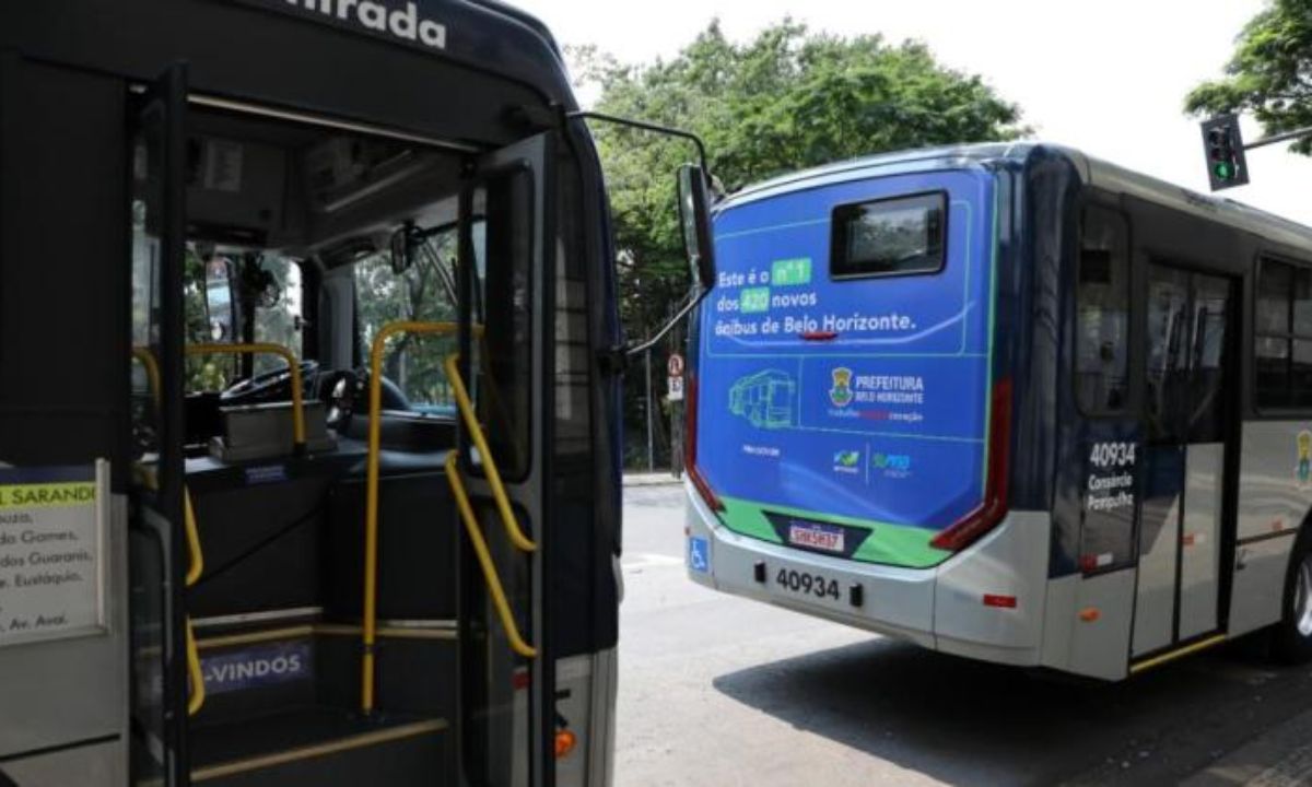 Foto mostra ônibus que circulam em BH