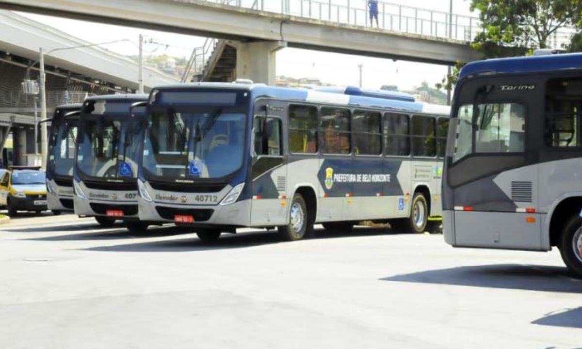 Ônibus em garagem