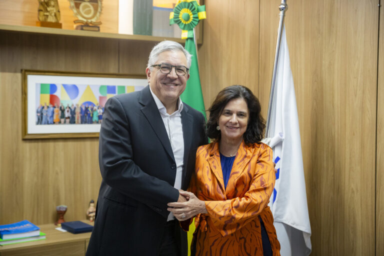 Nísia Trindade recebe Alexandre Padilha no Ministério da Saúde