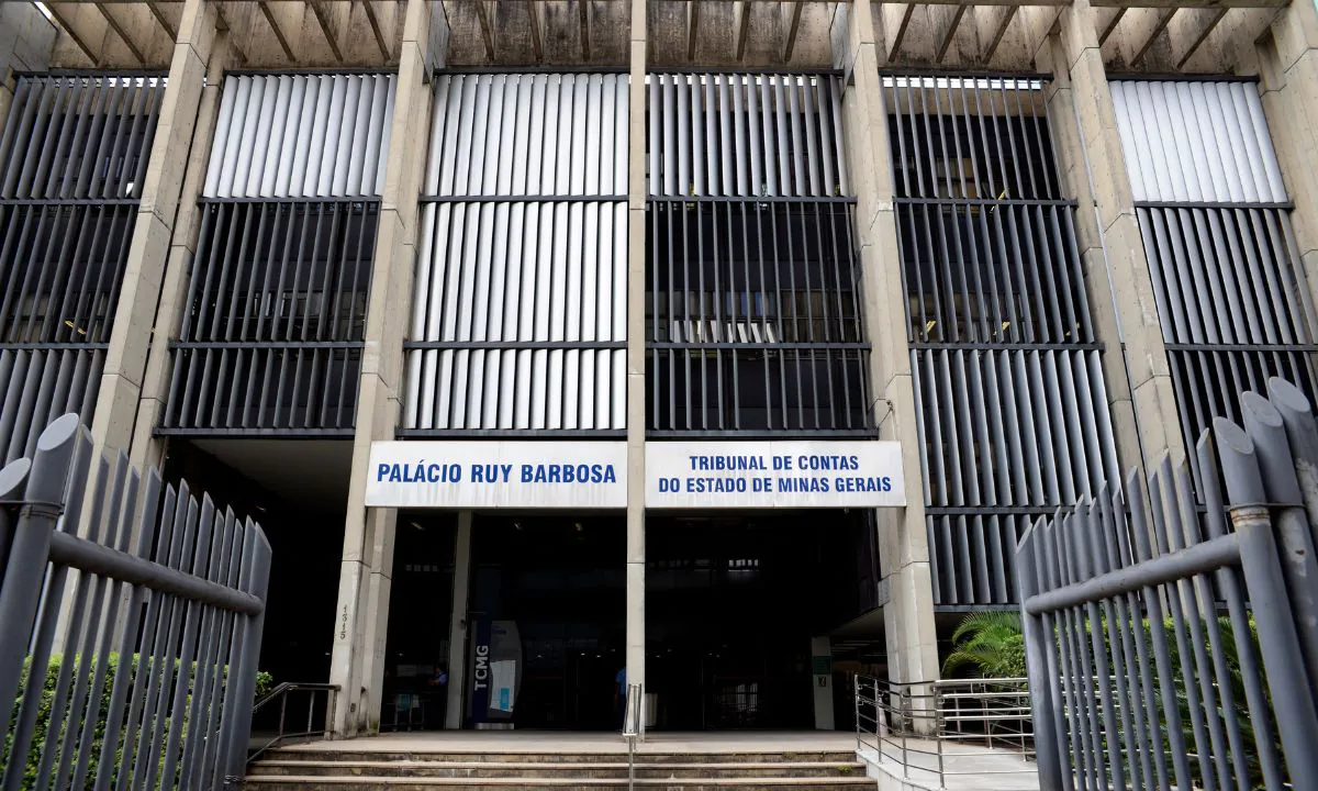 Foto mostra a fachada do TCE de Minas