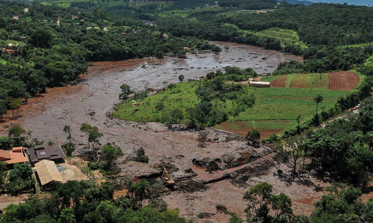 Foto mostra vista aérea de área atingida pela tragédia de Brumadinho