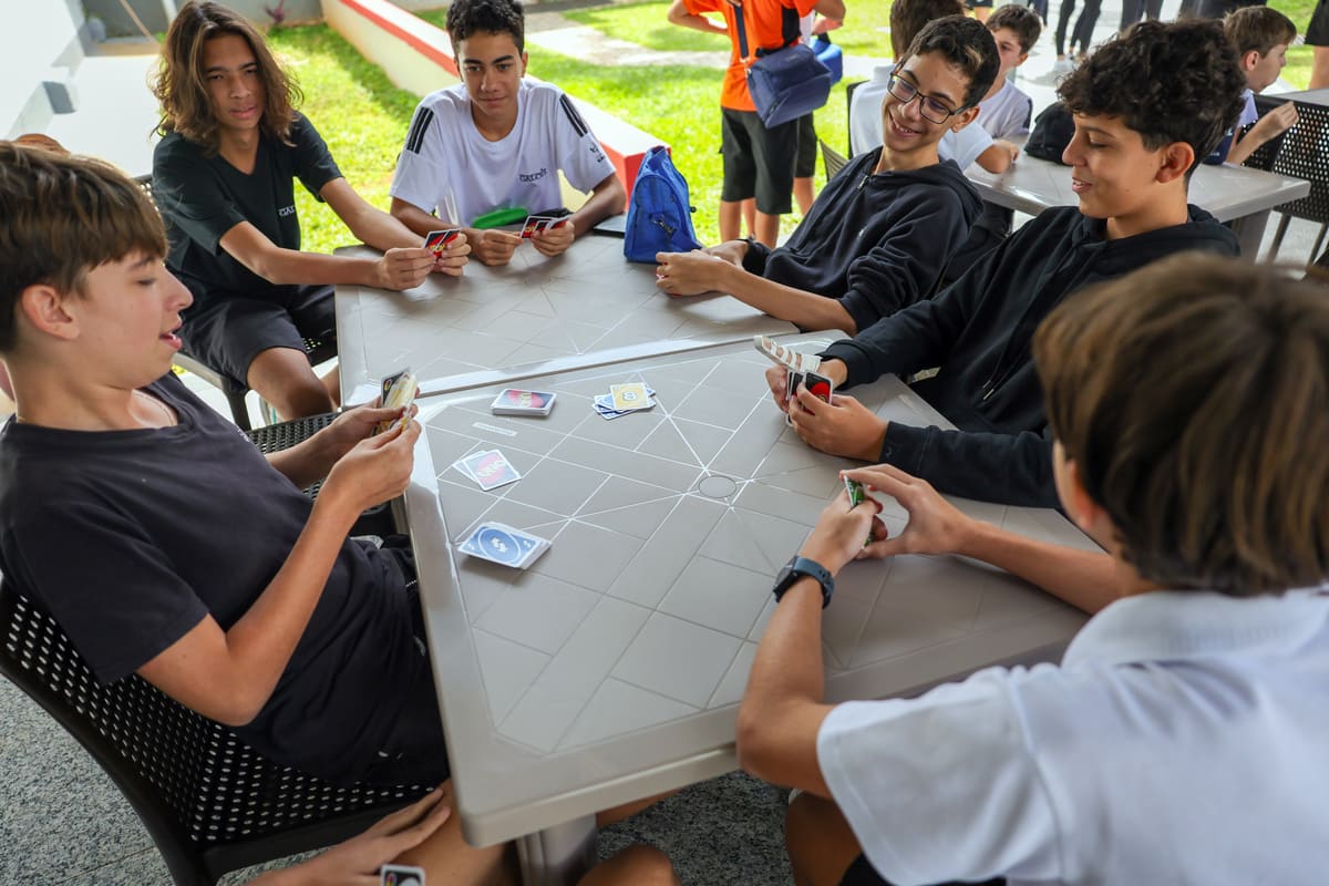 Brasília (DF) 14/02/2025 - Proibição do uso de celulares nas escolas. Alunos brincam no recreio sem o uso de celulares.