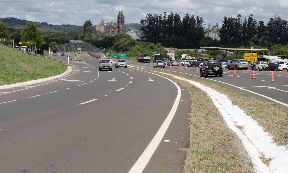 Carros circulam por estrada mineira