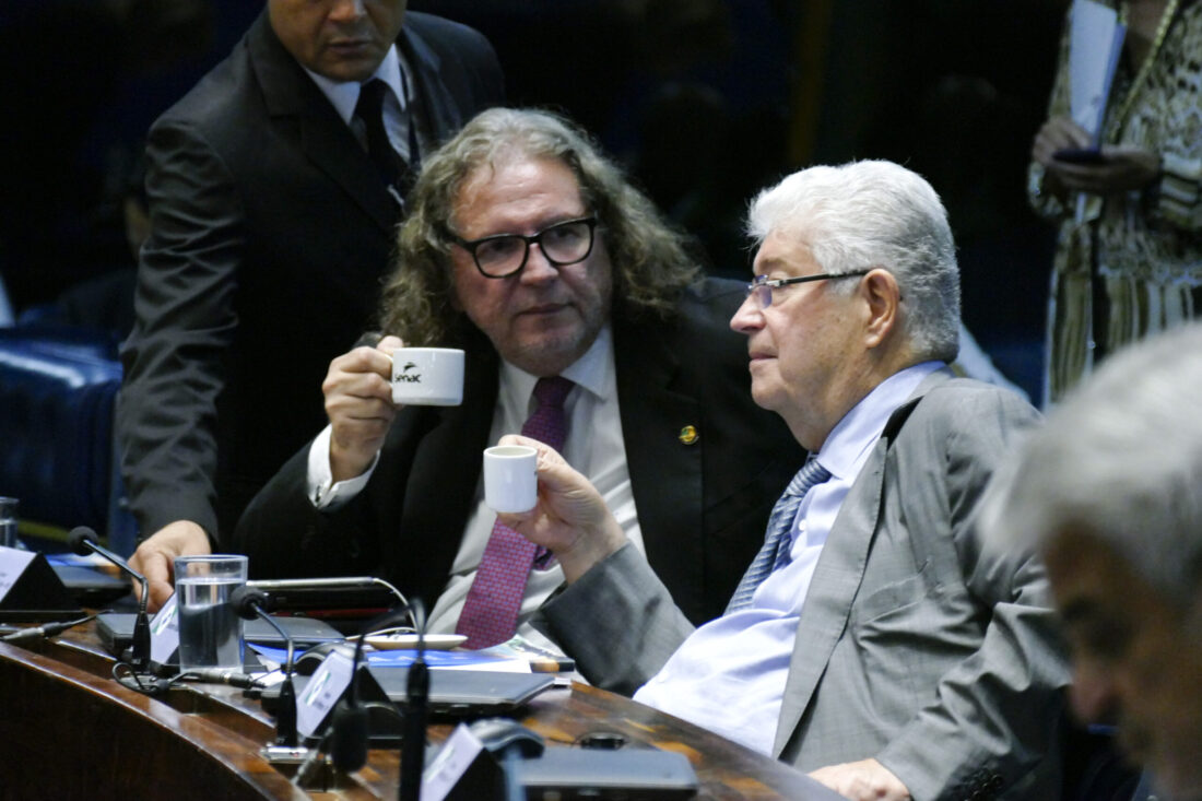 Justiça tenta, há quase um ano, encontrar ex-senador por Minas para notificá-lo de ação do MPF