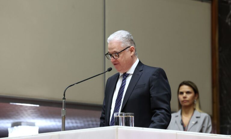 O deputado Adalclever Lopes