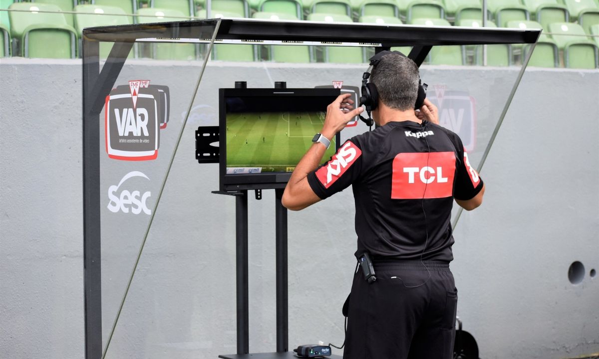 Árbitro observa lance no VAR.