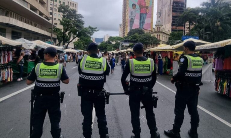 Foto mostra guardas municipais de BH