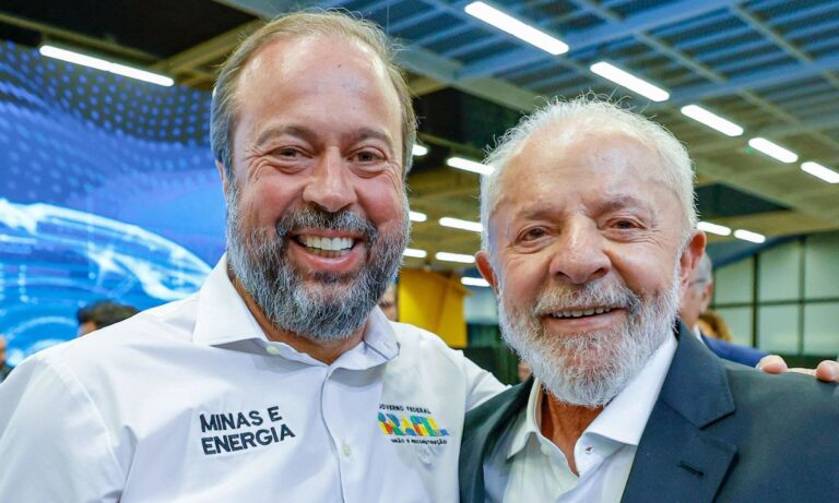 Alexandre Silveira e Lula posam para foto