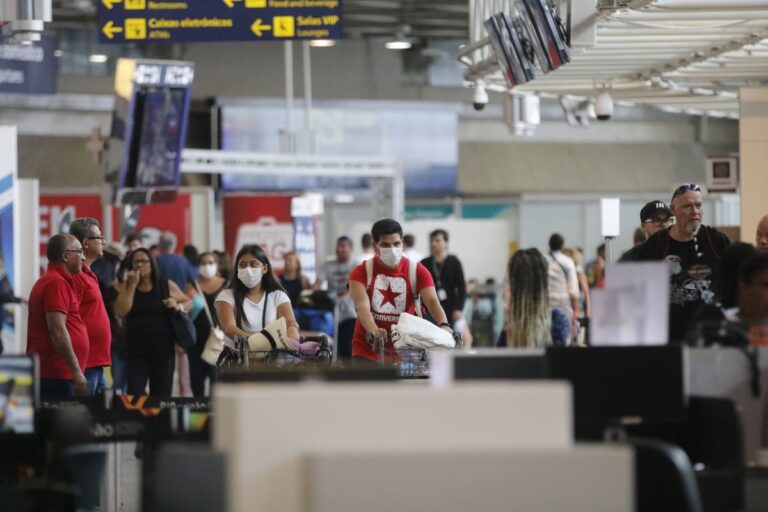 Passageiros e funcionários circulam vestindo máscaras contra o novo coronavírus (Covid-19) no Aeroporto Internacional Tom Jobim- Rio Galeão em fevereiro de 2020