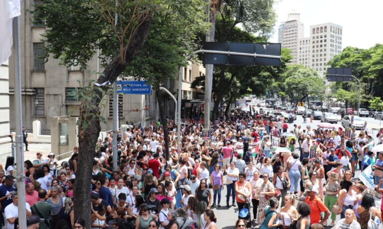 Foto mostra ato de servidores da educação