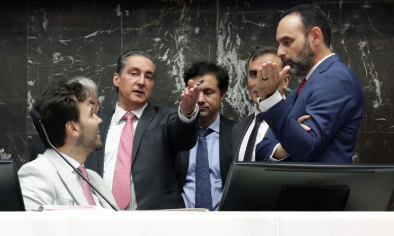 Deputados estaduais em plenário