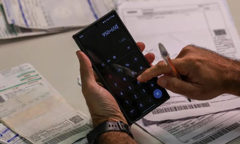 Foto mostra cidadão fazendo contas.