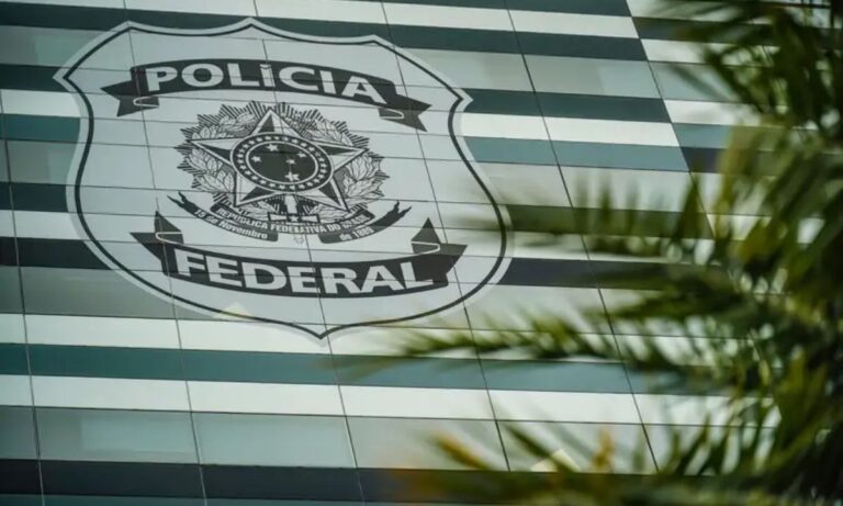 Foto mostra logo da PF