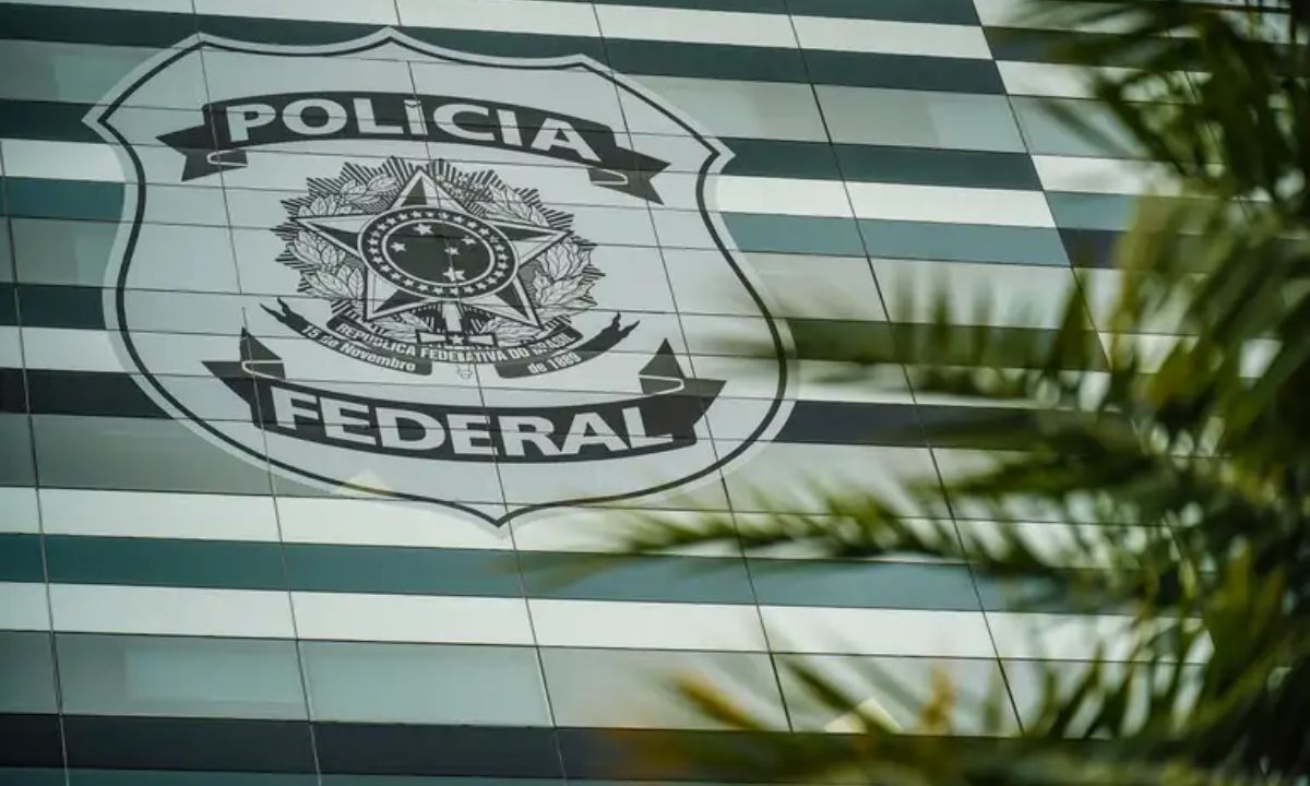 Foto mostra logo da PF