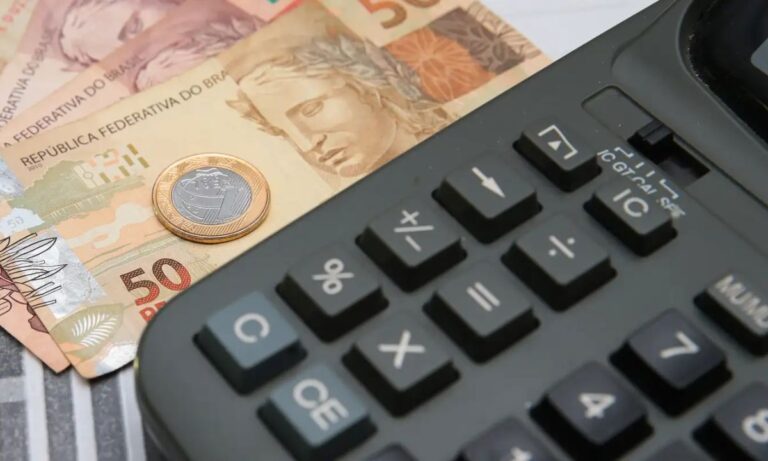 Calculadora e notas de dinheiro