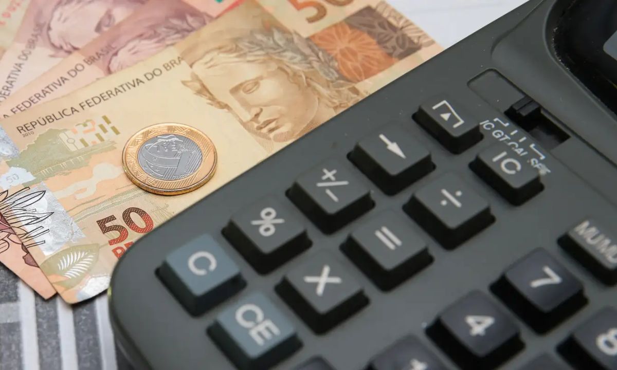 Calculadora e notas de dinheiro