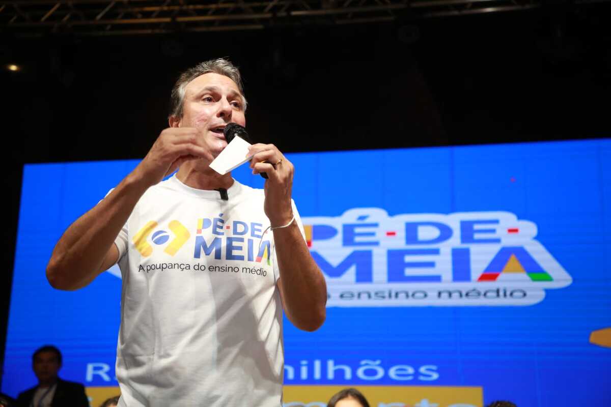 Camilo Santana em lançamento do Pé-de-Meia