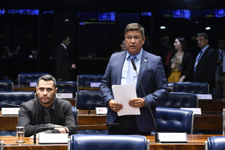 Cleitinho e Carlos Viana no plenário do Senado