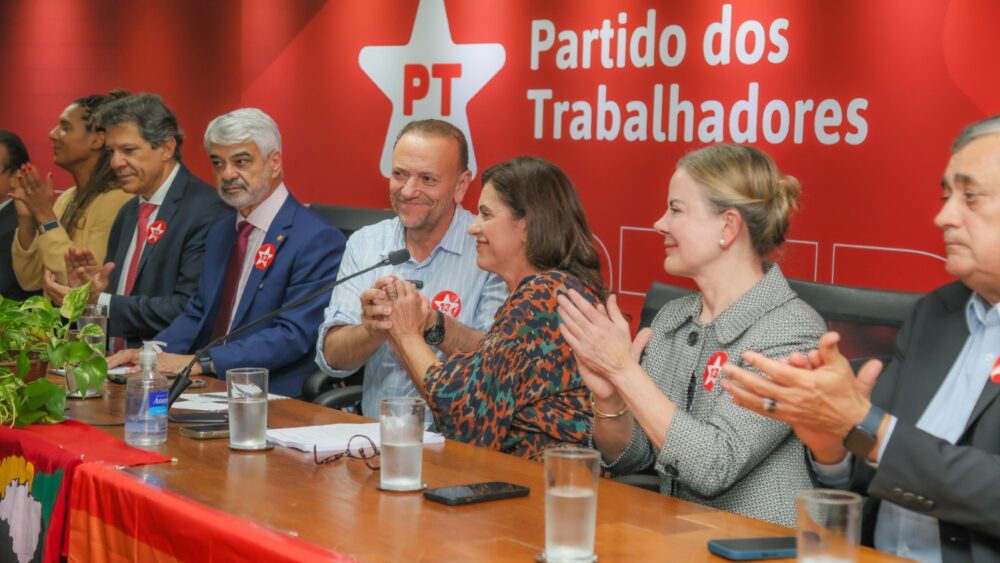 Após defender correligionários que votaram pela blindagem, tesoureira do PT silencia sobre atos de rua