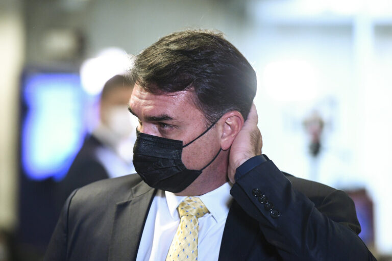 Flávio Bolsonaro de máscara no Senado