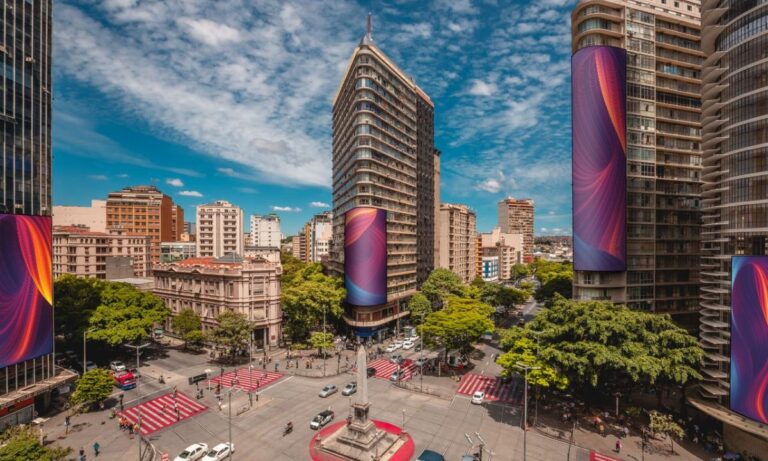 Projeção mostra Praça Sete com telões publicitários.
