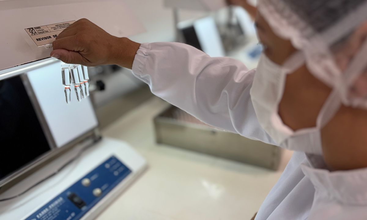 Foto mostra produção de soros na Funed