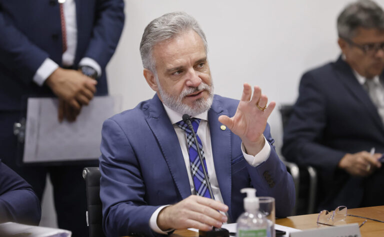 Gilberto Abramo em reunião de líderes na Câmara em abril de 2025