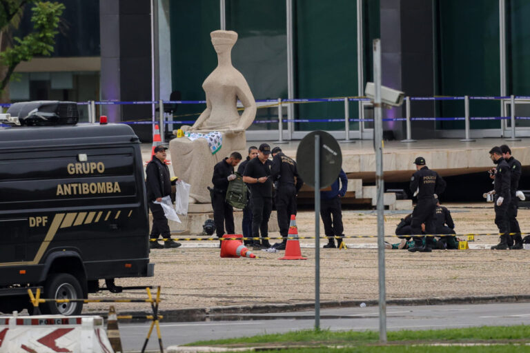 Policiais periciam corpo de Tiü França em frente ao STF, em 14 de novembro de 2024