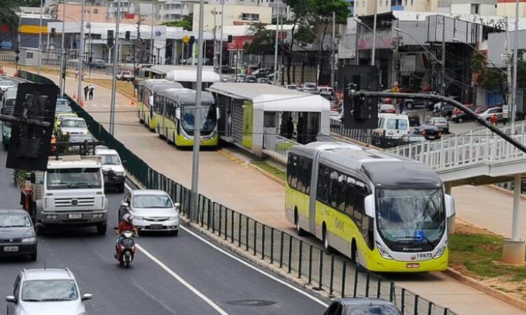 Foto mostra tráfego veicular em BH