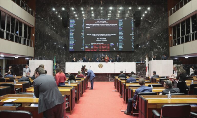 Deputados no plenário da Assembleia de Minas