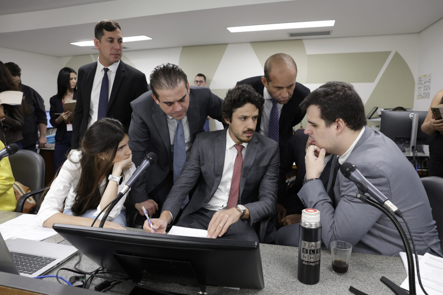 Comissão vai começar a analisar os dois textos na sexta-feira. Foto: Guilherme Bergamini/ALMG