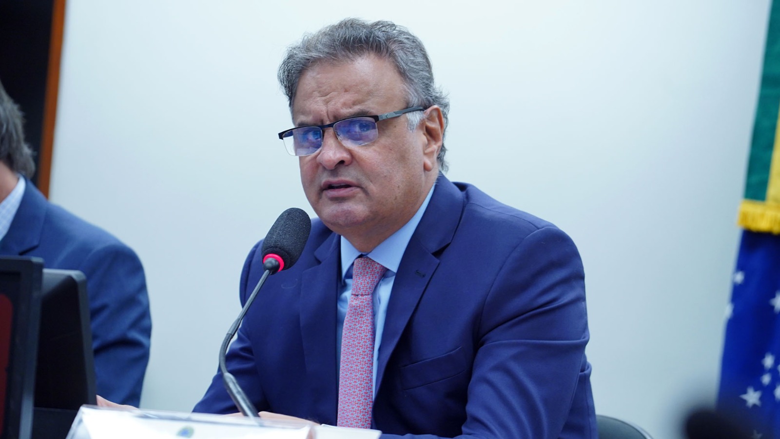 Aécio usou verba de gabinete para emitir 81 passagens aéreas com origem ou destino a Florianópolis