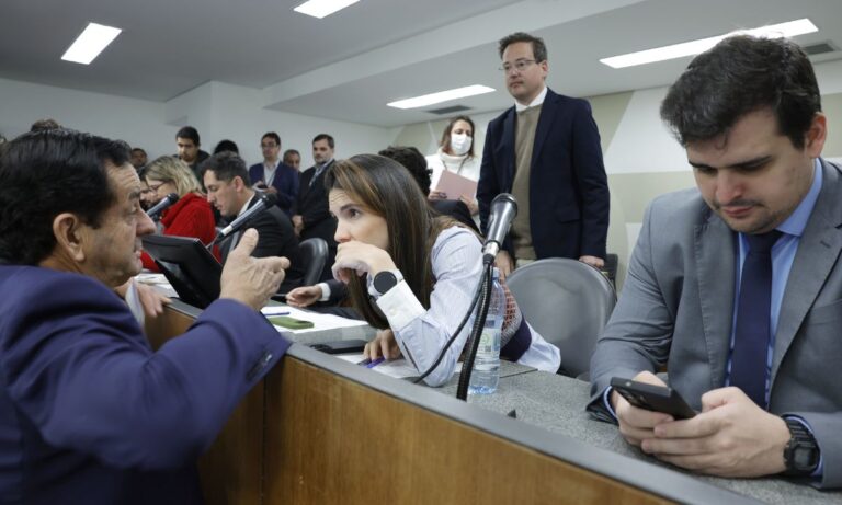 Deputados na CCJ da Assembleia