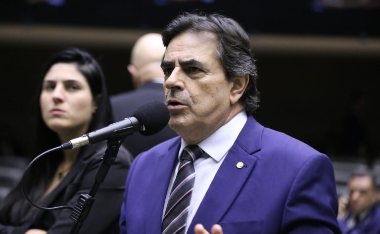 Domingos Sávio no plenário da Câmara