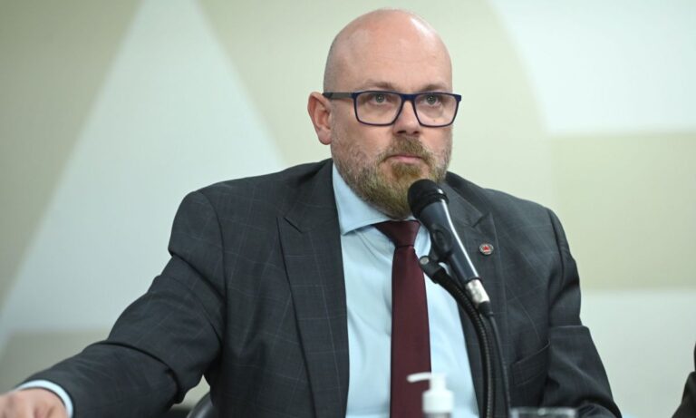 O deputado Professor Cleiton.