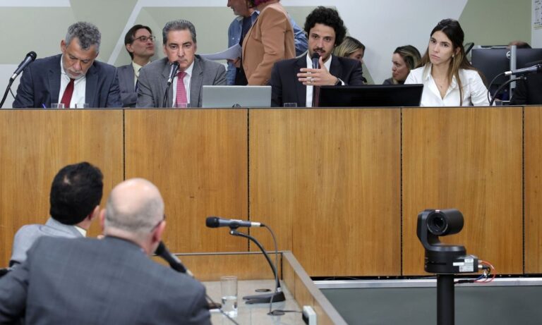 Deputados durante sessão da Assembleia de Minas