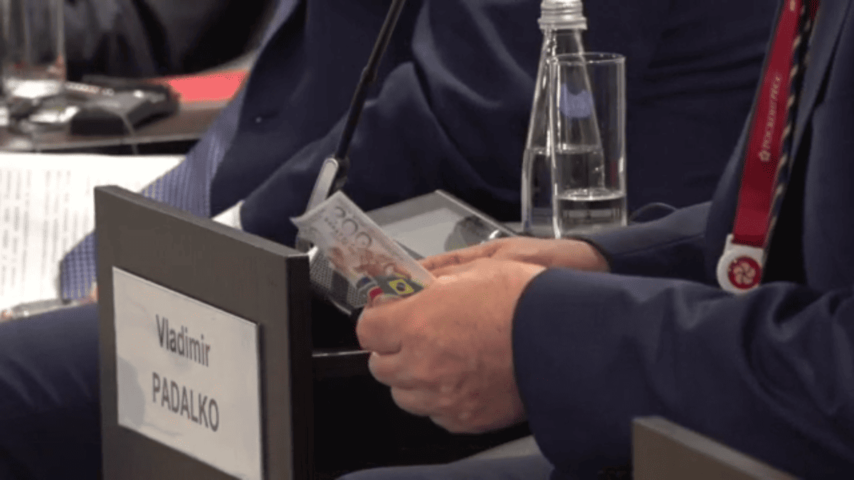 "Dinheiro dos BRICS" no Fórum Econômico Internacional de São Petersburgo