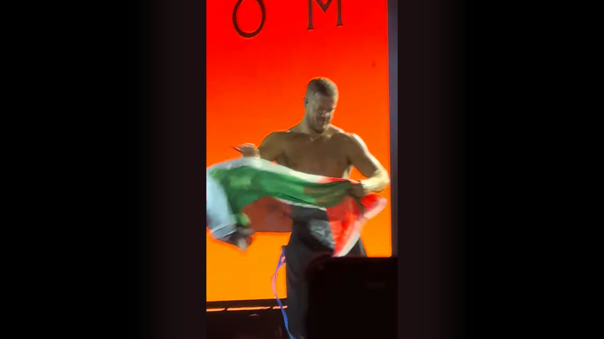 Dan Reynolds, da Imagine Dragons, com bandeira da Palestina