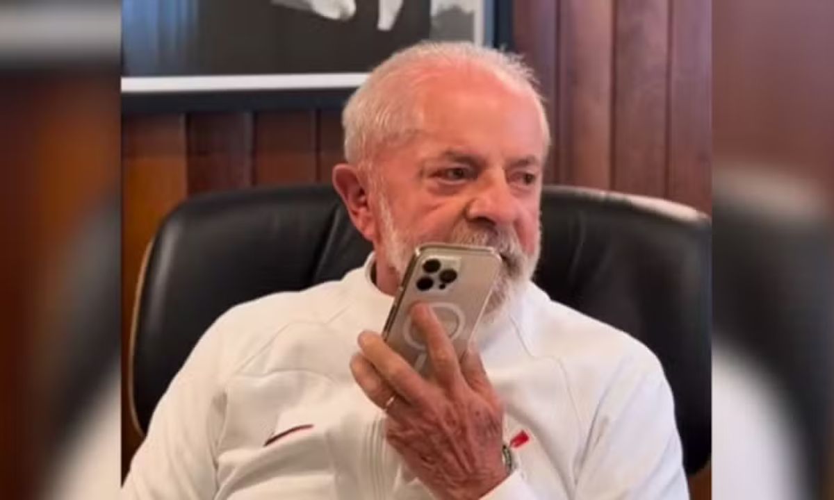 Foto mostra Lula utilizando celular
