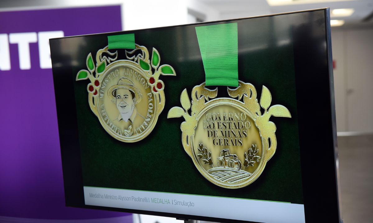 Foto mostra a Medalha Alysson Paolinelli