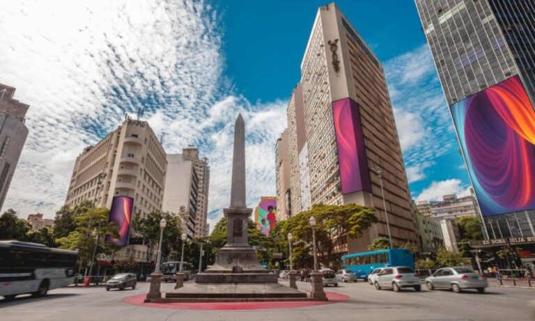 Projeção feita a partir de simulações apresentadas por empresa de publicidade mostra Praça Sete com telões publicitários. Foto: O Fator/Montagem com fotos de Qu4rto Studio/Acervo Belotur